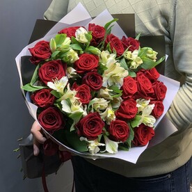 Красные розы с альстромерией