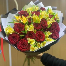 Микс красных роз и альстромерий