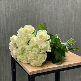 Белые розы 21шт