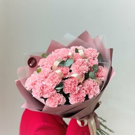 25 нежных диантусов с эвкалиптом