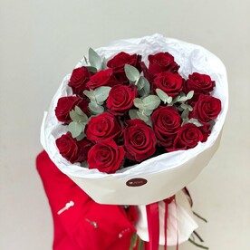 15 роз «эксплорер» с эвкалиптом