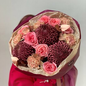 Роскошный букет сезонными хризантемами и розами