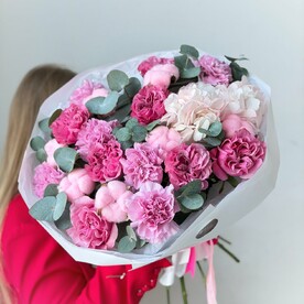 Пышный букет с пионовидными розами