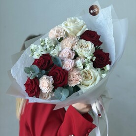Букет из микса роз с маттиолой и гвоздиками
