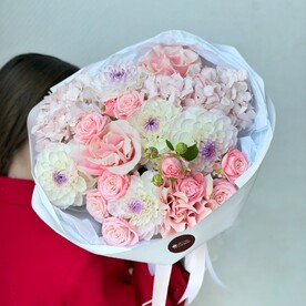 Праздничный нежный букет с георгинами и французским розами