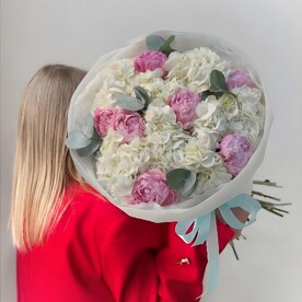 Букет с пышными белыми гортензиями и пионами