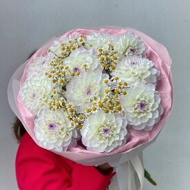 Нежные георгины эвелин с ромашками