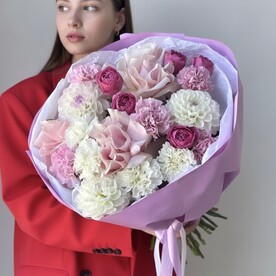 Лавандовый букет с французскими розами и георгинами