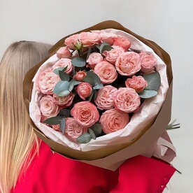 Кустовые розы bombastic с эвкалиптом. Нежный букет на день рождения, день матери, для хорошего настроения