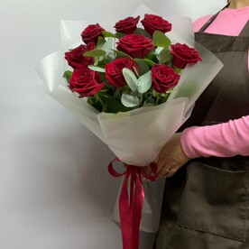 Букет из красных роз 9 шт с эвкалиптом
