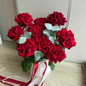 Французская роза 9 шт с эвкалиптом