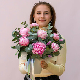 7 нежных пионов в шляпной коробке с эвкалиптом. Арт. 291