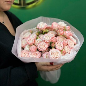 Букет из 7 кустовых-пионовидных роз в оформлении