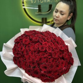 101 Красная роза в элегантном оформлении