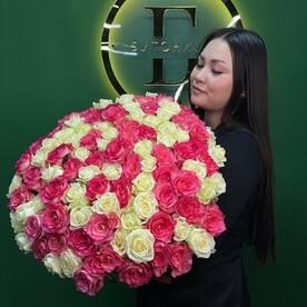 Букет микс из 101 белой и розовой розы