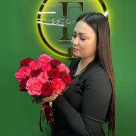 Букет микс из 15 красных и розовых роз
