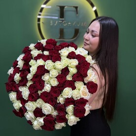 Микс из 101 красной и белой розы