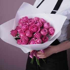 7 Пионовидных Кустовых Роз в упаковке