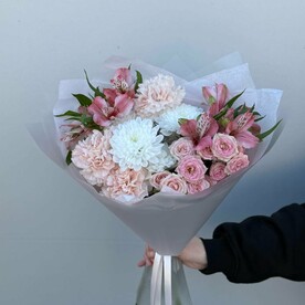 Сборный букет из кустовых роз, хризантемы и диантусов