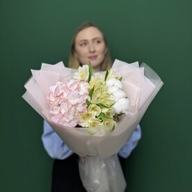 Сборный букет с гортензией, альстромерией и хлопком