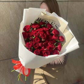 Красные пионовидные розы