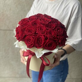 25 роз в шляпной коробке