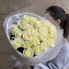 19 белых роз в упаковке