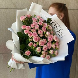 Розовый букет кустовых роз
