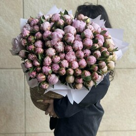 101 пион в джутовой корзине