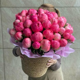 45 пионов в корзине