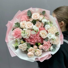 Букет сборный с маттиолой, гортензиями, розой и гвоздиками