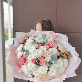 Гвоздика, Хризантема, Роза кустовая, Эвкалипт, Авторская упаковка, Открытка, Подкормка для цветов