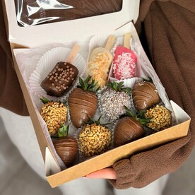 Клубника и бананы в шоколаде