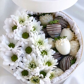 Клубника в шоколаде с ромашками