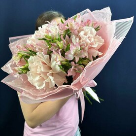 Букет из Розовых Французских Роз и Альстромерии