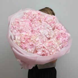 Букет с розовой гортензией