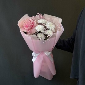 Нежный букет-комплимент с французской розой, гипсофилой и кустовой хризантемой