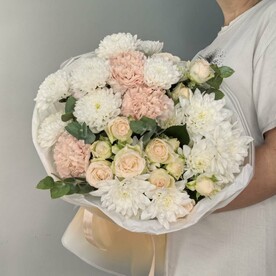 Букет из хризантем с розами и диантусом