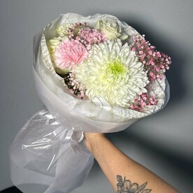 Сборный белые розы, гвоздика и хризантема