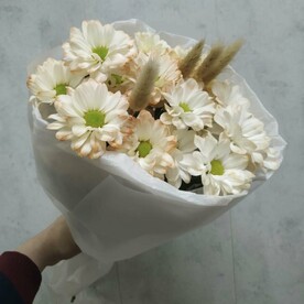 Букет из кустовых хризантем и лагуруса