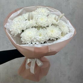 Букет из кустовых хризантем с лагурусом