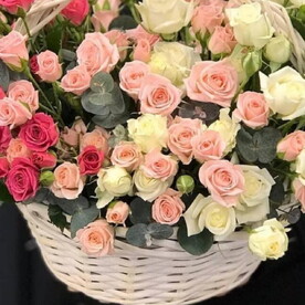 Корзина из кустовой пионовидной розы. 51 шт