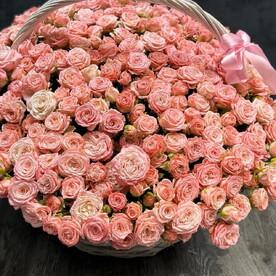 Корзина из кустовой пионовидной розы. 51 шт