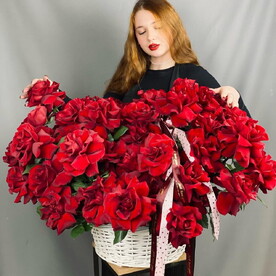 Корзина с французскими красными розами 51 шт