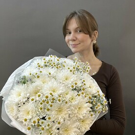 Букет из кустовой хризантемы с ромашкой «Камиллой»