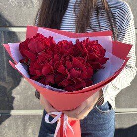 Букет алых роз в упаковке