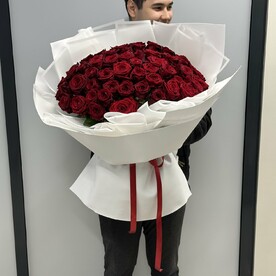 51 Роза в пышном белом оформлении