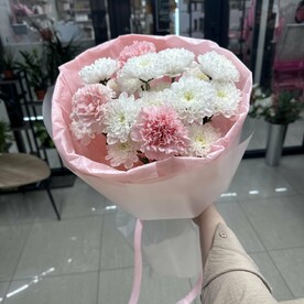 Букет из хризантем и диантусов