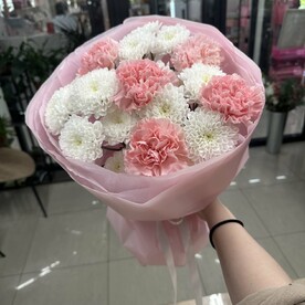 Букет с диантусами и хризантемами
