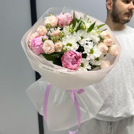 Сборный букет из кустовых роз, пионов, ромашковой хризантемы и альстромерии